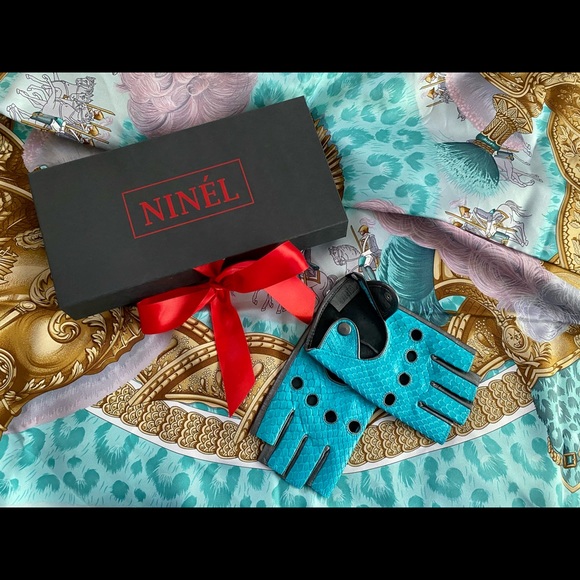 Fingerless ladies gloves